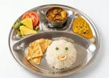 キッズプレート(チキン野菜カレー、豆カレー、ミニサラダ、ライス、パパダン)（MEALS＆ROTTI by PAHANA）