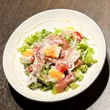 生ハム玉子のシーザーサラダ（焼肉KAJIYA）