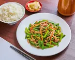 ニンニクの芽と豚肉の炒め Pork ＆ Garlic Shoots Stir-Fry（お弁当とお惣菜の玉仙楼）