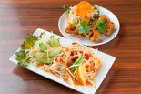 青パパイヤサラダ+鶏肉のハーブ揚（ティーヌンキッチン）
