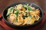 豚バラとニラ玉炒め(お好み焼き おた福商店 八王子・日野店)