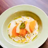 季節のフルーツとフレッシュチーズのカプレーゼ（cafe Roost）