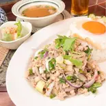 【大人気!ヘルシーメニュー!】ラープガイご飯(目玉焼き付き) ข้าวลาบไก่(スマイルタイランド千歳烏山店)