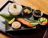 厚切り鮭の塩焼きと具だくさんの豚汁弁当（パーラー躙口）