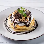 グラノーラチョコレート・パンケーキ（ロコモコ・パンケーキ ムウムウダイナー）