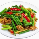 豚肉とニンニクの芽炒め（龍鳳源）