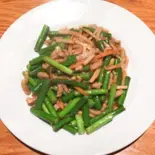 豚肉とニンニクの芽炒め(長春飯店)
