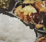 キクラゲと玉子、豚肉炒め弁当（本格中華料理 東盛軒）