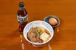 黒毛和牛の特選すき焼き丼と黒烏龍茶のセット（すき焼きと旬の食材北新地中たに）