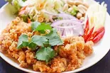 แหนมเอ็นไก่ทอด 東北名物・酸味軟骨揚げ Issan-Style Fried Sour Chicken Cartilage（バンコックコスモ食堂）
