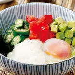 アボカドとトマトの山かけ温玉 冷しうどん【深夜】（名物！出汁の効いたカレーうどん新中野 亀一）