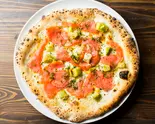 アボカドとサーモンと日高産クリームチーズのピッツァ（エゾバルバンバン 大通店）