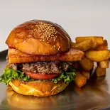 厚切りベーコンバーガー（BLACK ROCKS BURGER SHIBUYA）