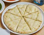 ハニーチーズナン Honey & Cheese Naan(カレーハウス)
