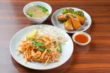 タイの焼きビーフン+揚春巻き+スープ（ティーヌンキッチン）