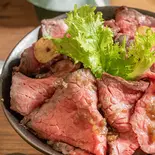 北海道 特選神居牛ローストビーフ丼 淡路玉葱のシャリアピンソース（北海道じゃがバターとローストビーフ丼 むらかみ農場 江東森下店）