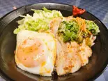 蒸し鶏丼 Steamed Chicken Rice Bowl（中華料理ドラゴン）