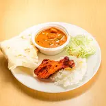 ナン付きカレーライス弁当タンドリーチキン乗せ（インディアンレストラン ハラルカーナカバブ）