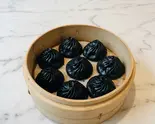 烏賊墨入り小籠包（ひょうさんの点心工房）