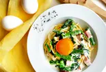 ほうれん草とアスパラのカルボナーラ【深夜】（パスタデリバリー 25年以上続くホテルクオリティー 六本木 グラテシモ）