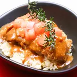 マスタードデミグラスチキン丼(ハーフ)(本まぐろ中とろ切り落としと次の肉料理 マキバスタイル 芝浦店)