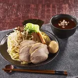 麺800g！！魚介豚骨の極太辛味噌つけ麺【チャーシュー5枚・味玉】（魚介と豚骨のWスープが決め手！ つけ麺 総本山 無双 博多店）