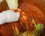 【専門店の自家製キムチとナムル】 [Homemade kimchi and namul from specialty stores]（牛とスープの東大門市場 神楽坂店）
