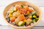 7.サーモンとホタテの和風わさび醤油ポキ（十五穀米のヘルシーポキ丼の店 Poke Poke 天下茶屋店）