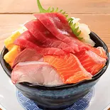 人気な海鮮三昧丼（カレー＆お弁当 なんで、や お台場店）