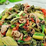 牛肉と青漬物炒め Bò xào dưa chua ( pickle stir fried beef)（ベトナム料理ハノイレストラン川崎）