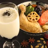 【お得】チキンレッグとラッシーセット(デトックスラッシー)(薬膳スープカレー忍者 たぬき)