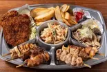 【ばんの定番メニュー盛合せ】家飲みセットM（もつ焼きばん 下北沢店）
