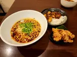 酸味と辛みのスープ麺と唐揚げとミニ麻婆飯(HACHI)