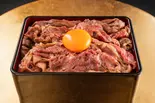 (卵黄入り)割りしたで作る黒毛和牛丼 並（黒毛和牛すき焼き丼 前田 名駅南店）