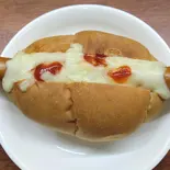 ピッツァチーズのホットドッグ( 15cmポークウィンナー＆モッツァレラチーズ)（フェアトレード珈琲院）