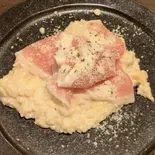 山盛り生ハムのチーズリゾット（原価ビストロチーズプラス名古屋錦店）