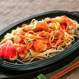 ホルモンピリ辛ラー油焼きそば（味噌とんちゃん 栄ホルモン）
