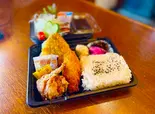 ミックス弁当(広島産カキ・アジフライ・から揚げ)(サラダ付き)(焼き鳥屋が作った唐揚げ弁当「かわむー」)
