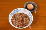 黒毛和牛の特選焼肉丼と卵のセット（すき焼きと旬の食材北新地中たに）