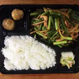 豚肉とニンニクの芽炒め弁当（中国家庭料理 佳成）
