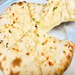 ガーリックチーズナン Garlic Cheese Naan(SAMRAT DINING AND BAR)