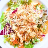 【スタッフ一押し】コブチーズサラダ×温玉 Cobb Cheese Salad × Soft-Boiled Egg(【モチコチキン&パンケーキ】ローカルハワイアンカフェ カンナカフェ CannaCafe)