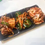 キムチ盛り合わせ Assorted Kimchi Platter（韓ビビンバ石焼家）