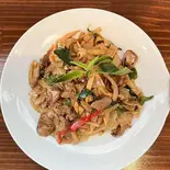 100.辛口焼きそば pad kee mao（タイ国料理ベンジャロン）