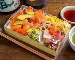 【北欧サーモン＆フレッシュアボカド+】海鮮バラちらし（海鮮バラちらし やまよし）