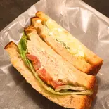 サンドイッチ(ツナ＆タマゴ)Sandwich (tuna ＆ egg)  dupain_M（【食べログ百名店】極上食パン x 高加水・低温長時間発酵パン L’Atelier du pain(ラトリエデュパン) 六本木）
