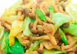 チンゲン菜としめじ炒め物（楽しい酒場·八鮮食堂）