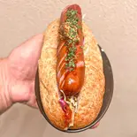 粗挽きフランクのホットドッグ（IWO HASAMU）