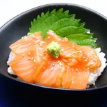漬けサーモン丼(ハーフ)(本まぐろ中とろ切り落としと次の肉料理 マキバスタイル 芝浦店)
