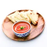 バターチキンカレーと炭焼きチーズナンセット BUTTER CHICKEN CURRY with CHEESE NAAN SET（アジアンレストラン バジル 丸の内店）